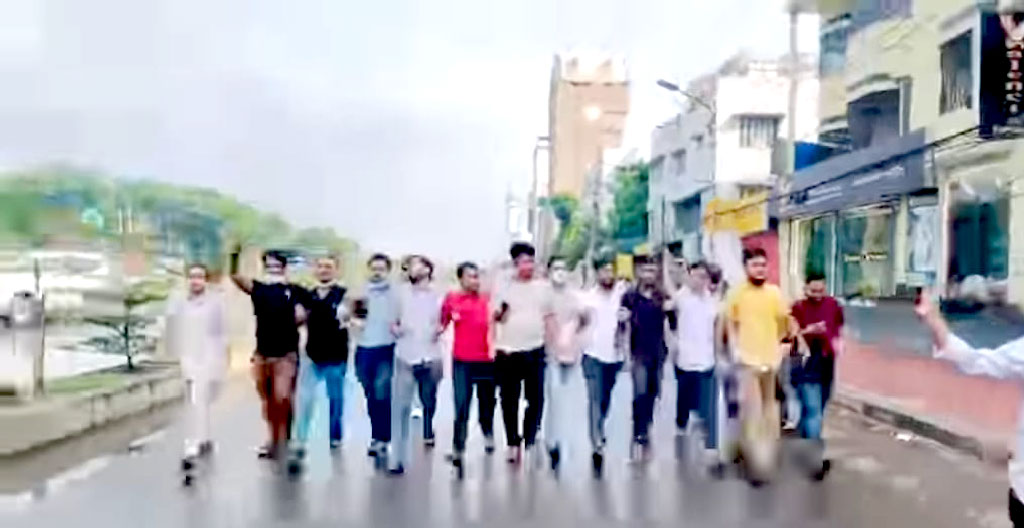 উত্তরায় ‘জয় বাংলা’ স্লোগানে মিছিল