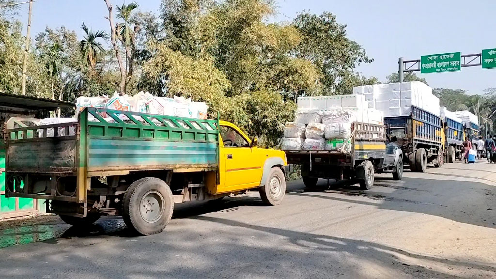 এবার আখাউড়া স্থলবন্দর দিয়ে ভারতে মাছ রপ্তানি বন্ধ রাখলেন বাংলাদেশী ব্যবসায়ীরা