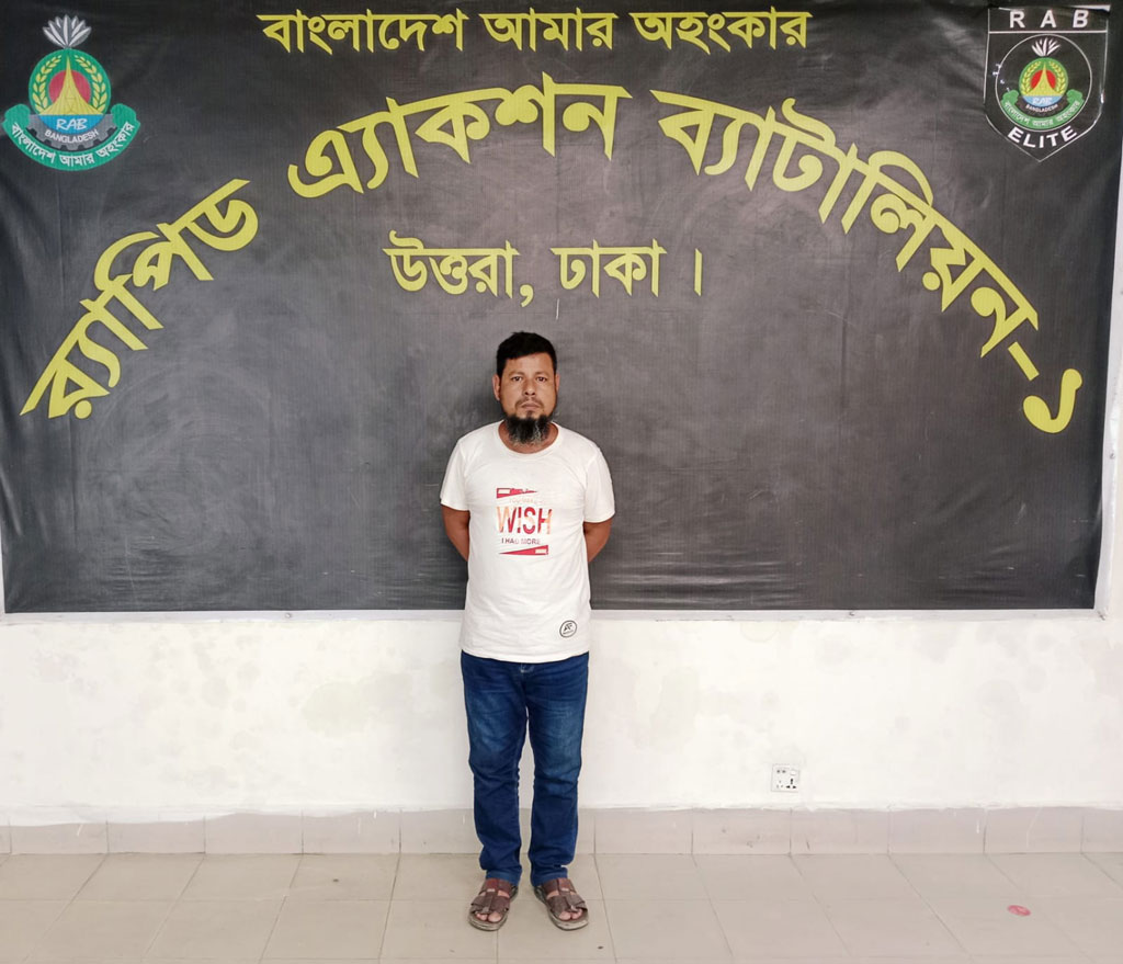 ৩০০ ফিটে ৫৫২ বোতল বিদেশি মদসহ গ্রেপ্তার ১