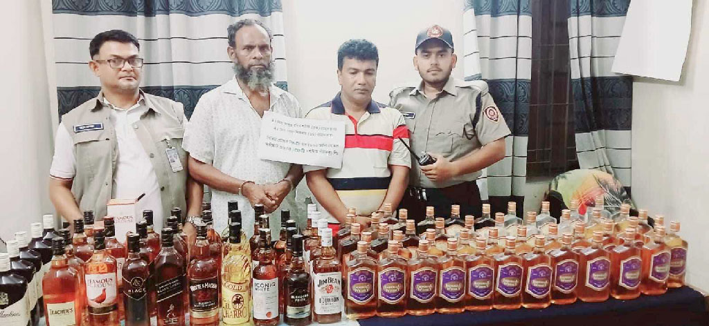 সাবেক সচিবের গাড়িতে মদের চালান, ঢাকা থেকে খুলনা এসে আটক ২