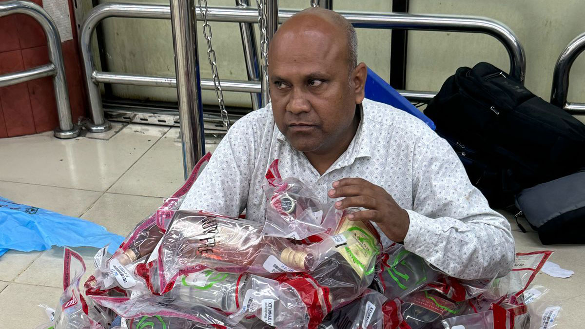 বিমানবন্দরে পাঁচ ভারতীয়ের কাছ থেকে মদ, শাড়ি ও মোবাইল ফোন জব্দ