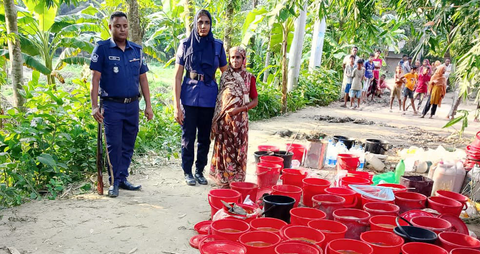 মদ তৈরির কাঁচামালসহ নারী আটক