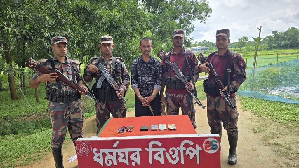 মাধবপুর সীমান্তে ভারতীয় রুপি-পণ্যসহ আটক ১