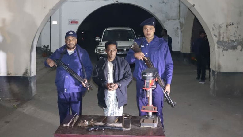 ফরিদপুরে কামারের দোকানের আড়ালে অস্ত্র তৈরির কারখানা, পাইপগানসহ আটক ১