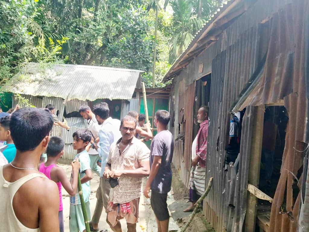 ঈশ্বরগঞ্জে মাদক কারবারির বাড়ি ভাঙচুর করে সাইনবোর্ড টানিয়ে দিল ক্ষুব্ধ এলাকাবাসী