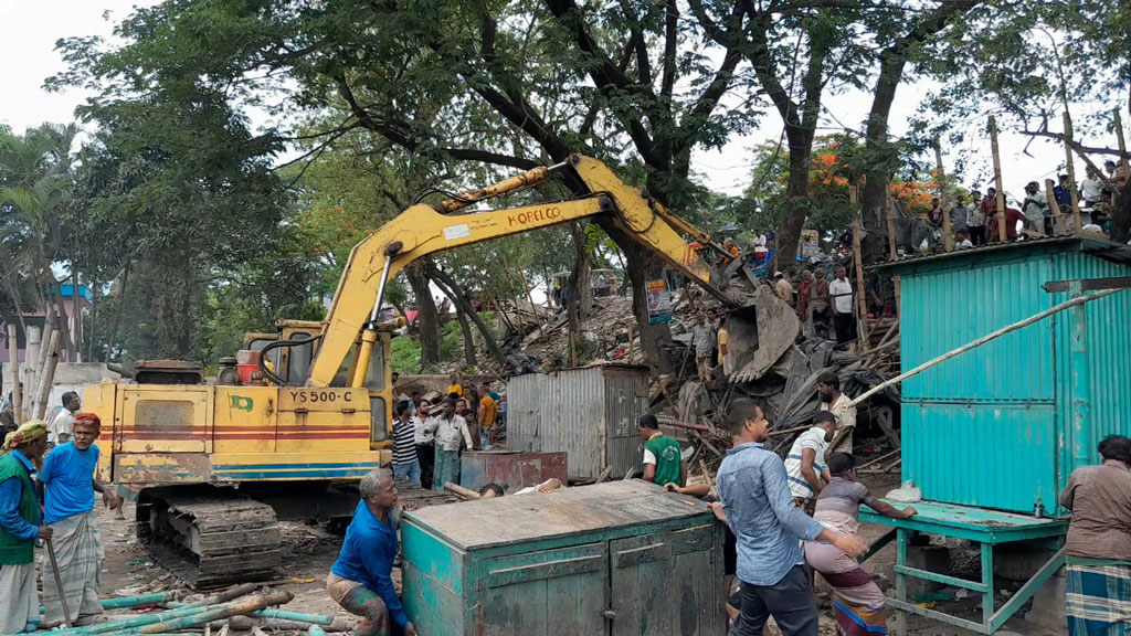 সড়কের দুই পাশের অর্ধশত অবৈধ স্থাপনা উচ্ছেদ