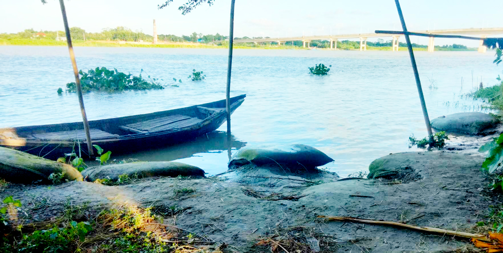 মাদারীপুরে নদীর পানি বৃদ্ধি পাওয়ায় বেড়েছে ভাঙন, আতঙ্কে পাড়ের মানুষ