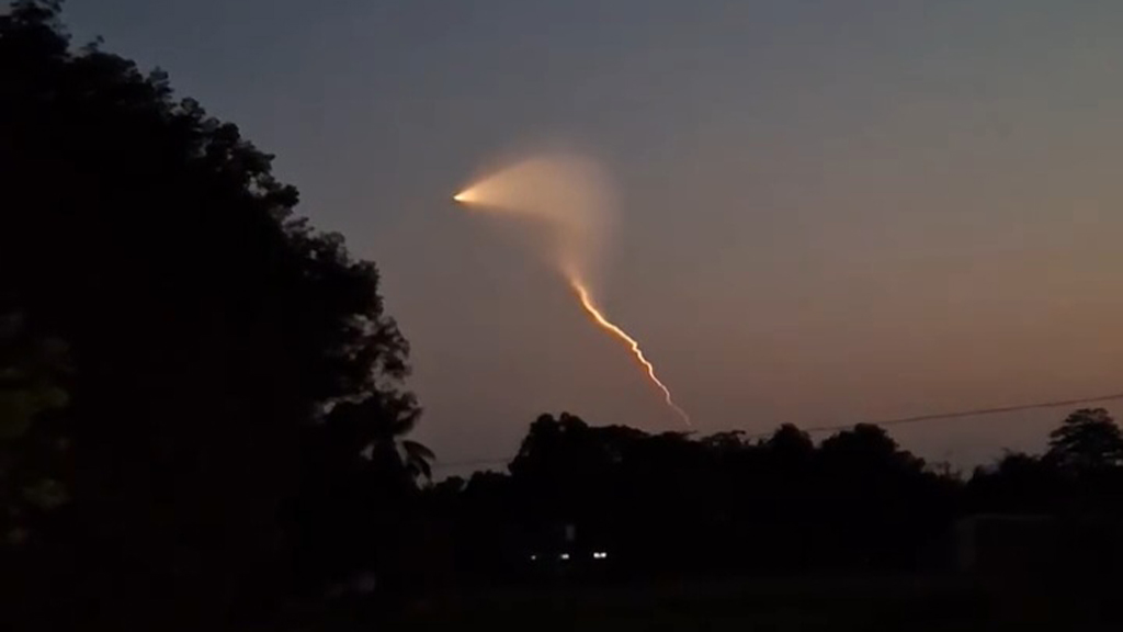 আকাশে হঠাৎ আলোকরশ্মি, জনমনে কৌতূহল