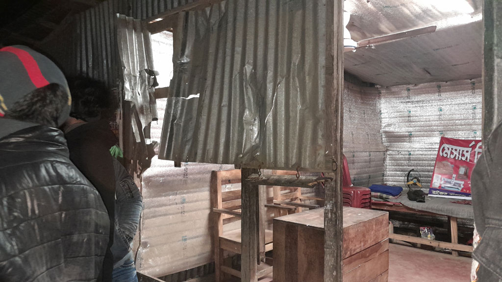 বিয়েবাড়িতে গান বাজানো নিয়ে সংঘর্ষ, আহত ২