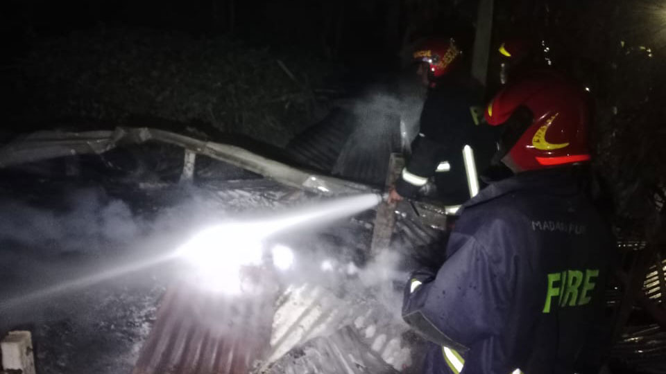 মাদারীপুরে গৃহবধূর মৃত্যু ঘিরে শ্বশুরবাড়িতে ভাঙচুর-লুটপাট, আগুন