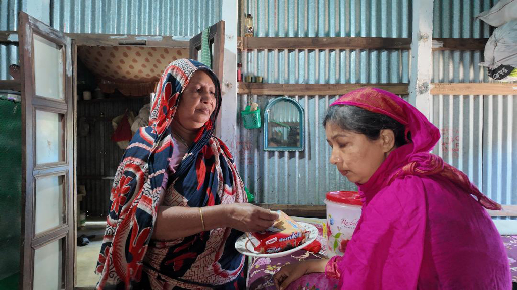 আজ বিশ্ব মা দিবস: অন্ধ মেয়েকে আগলে রেখেই কাটছে বৃদ্ধার জীবন