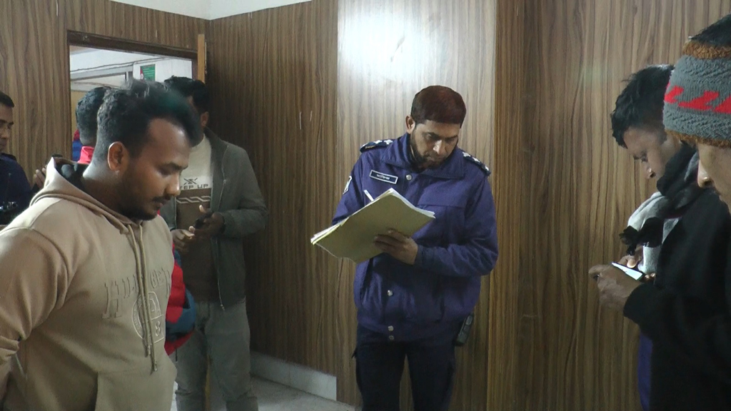 মাদারীপুরে ঘরে ঢুকে যুবককে গলা কেটে হত্যা, আটক ১