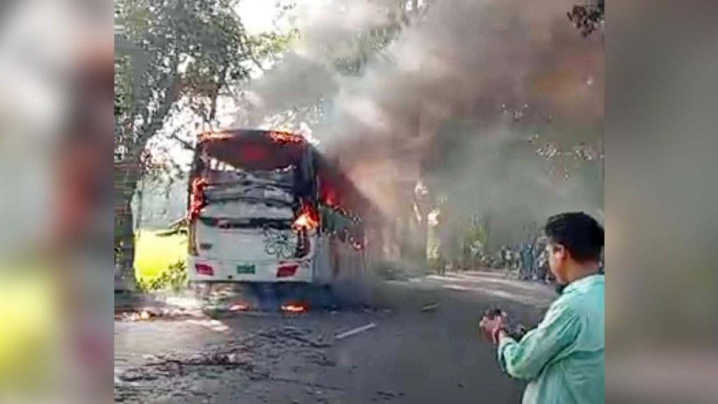 মাদারীপুরে যাত্রীবাহী বাসে আগুন, নামতে গিয়ে ১ জনের মৃত্যু