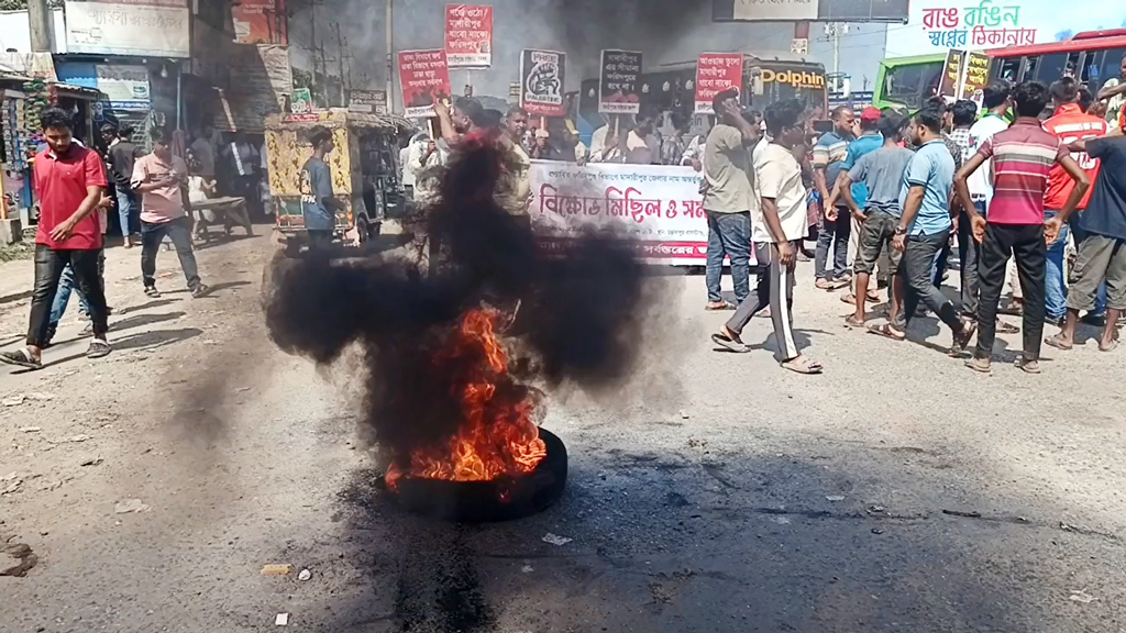 ফরিদপুর নয়, ঢাকা বিভাগে থাকার দাবিতে মাদারীপুরে সড়ক অবরোধ