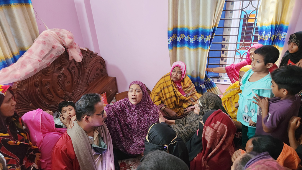 স্বপ্নের দেশে যাত্রা: এক মাস ধরে যোগাযোগ বন্ধ, অবশেষে বাড়িতে এল নৌকাডুবির খবর!