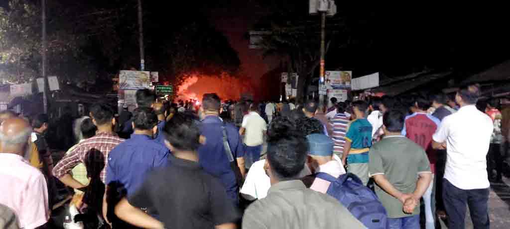 বাসের টিকিট কাটা নিয়ে ২ জেলার সংঘর্ষ, আহত অন্তত ১০