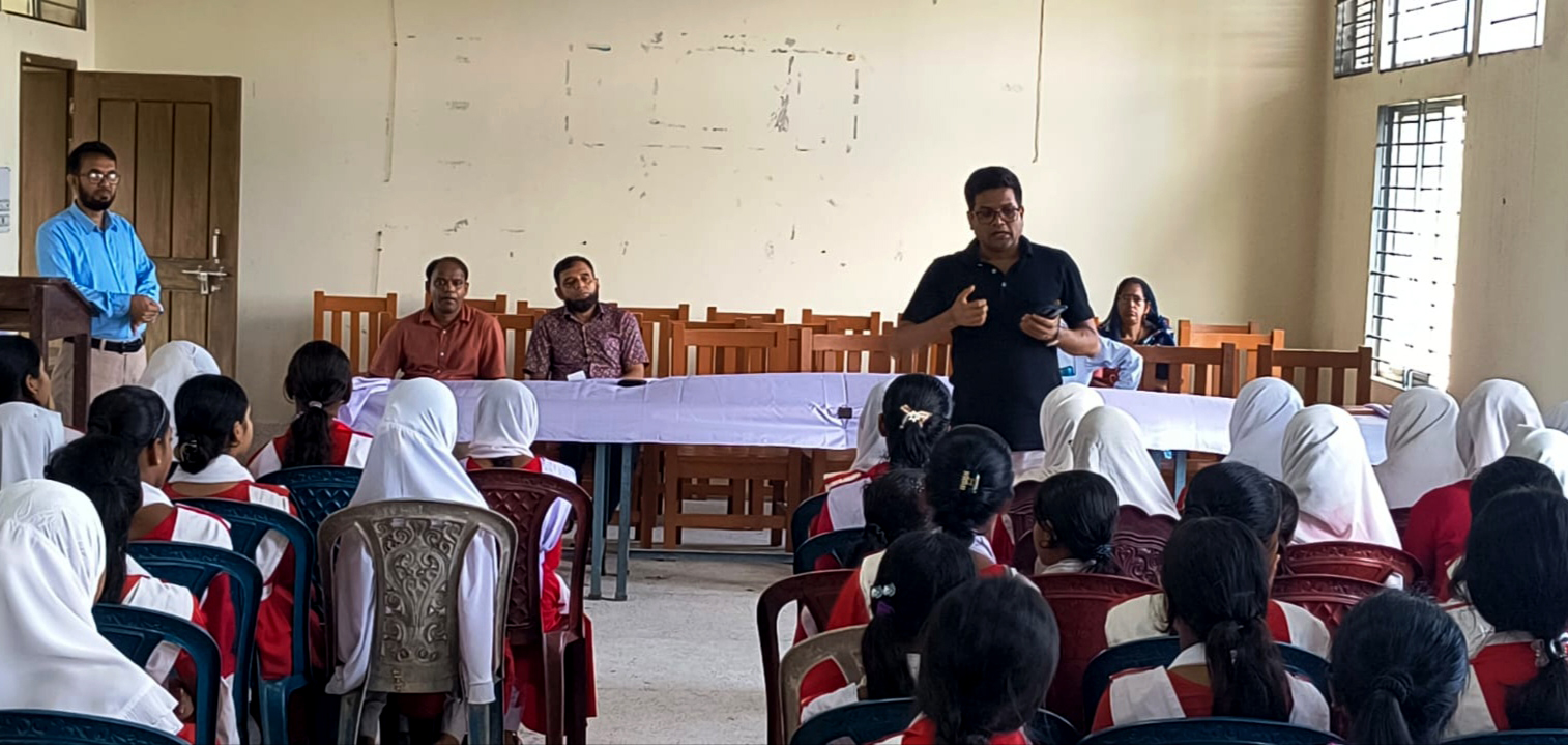 শিবচরে শিক্ষার্থীদের সঙ্গে ওসির মতবিনিময়, মাদক-বাল্যবিবাহ ও ইভ টিজিং প্রতিরোধে সচেতনতা