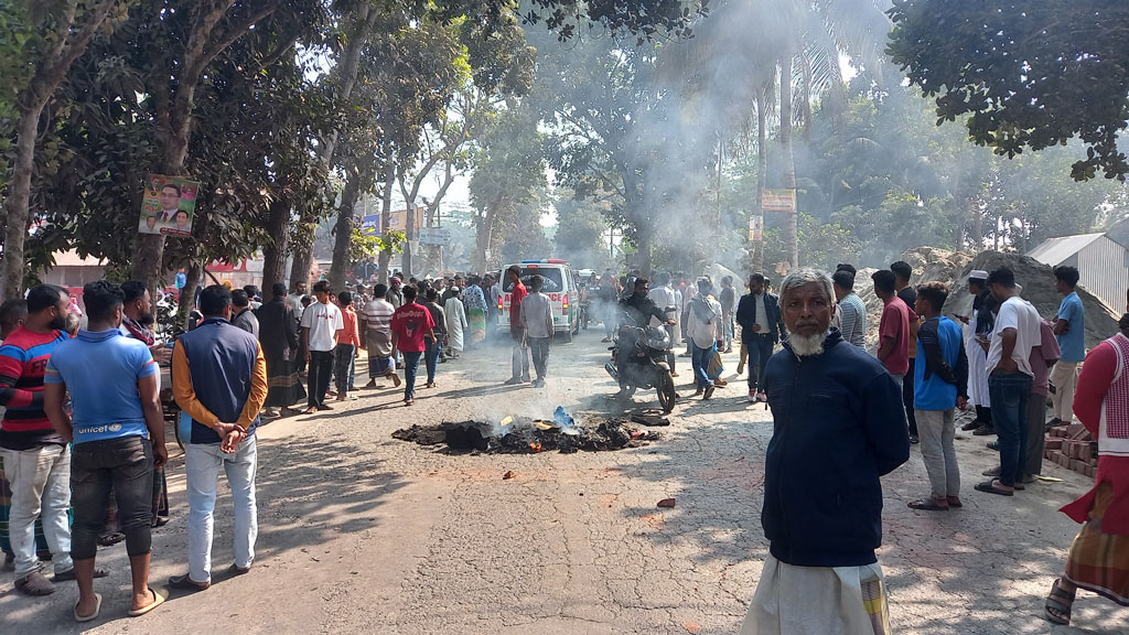 মাদারীপুরে কাভার্ড ভ্যানের ধাক্কায় দুই নারীসহ নিহত ৩