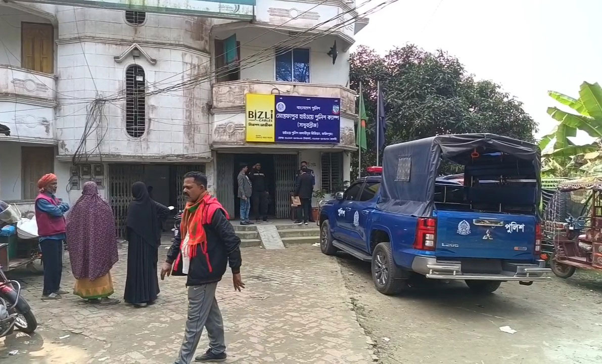 রাজৈরে ট্রাক উল্টে প্রাণ গেল দুই মৌচাষির