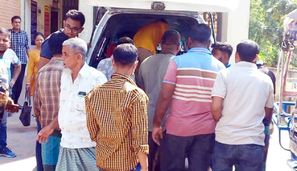 মাদারীপুরে বাসের ধাক্কায় চা-দোকানি নিহত