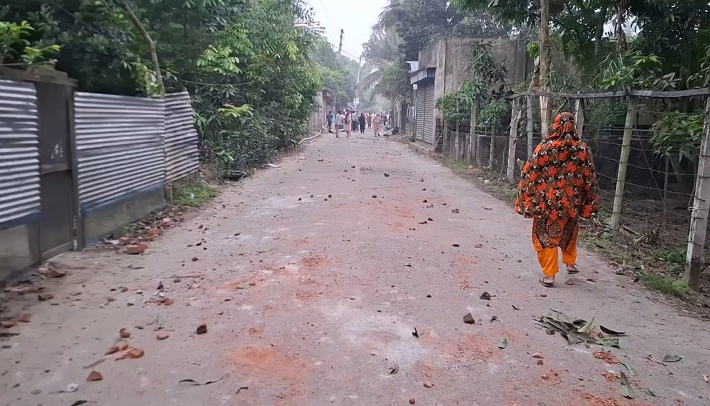 বিয়েবাড়িতে চেয়ারে বসা নিয়ে দফায় দফায় সংঘর্ষ, শতাধিক ককটেল বিস্ফোরণ