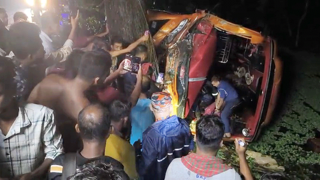 ঢাকা-বরিশাল মহাসড়ক: বাস খাদে পড়ে নারী নিহত, আহত ৩০