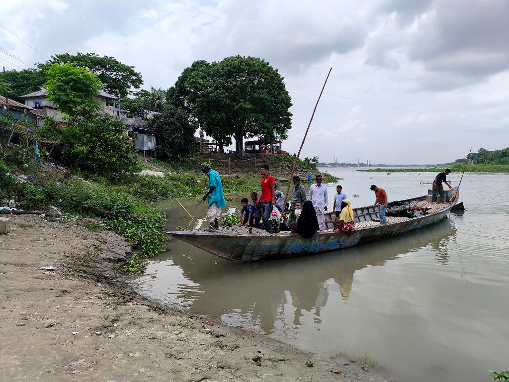 আড়িয়াল খাঁ নদে সেতুর দাবি দীর্ঘদিনের, দুর্ভোগে তিন ইউনিয়নবাসী