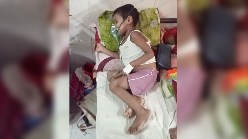 একমাত্র সন্তানকে নিয়ে দিশেহারা মা-বাবা, টাকার অভাবে হচ্ছে না অপারেশন