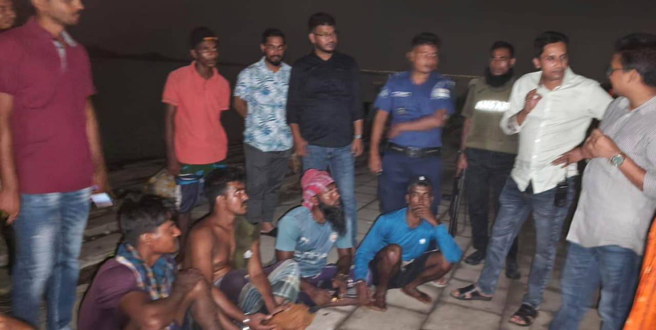 পদ্মা নদীতে ইলিশ শিকার, আটক ২৪ জেলের বিভিন্ন মেয়াদে সাজা