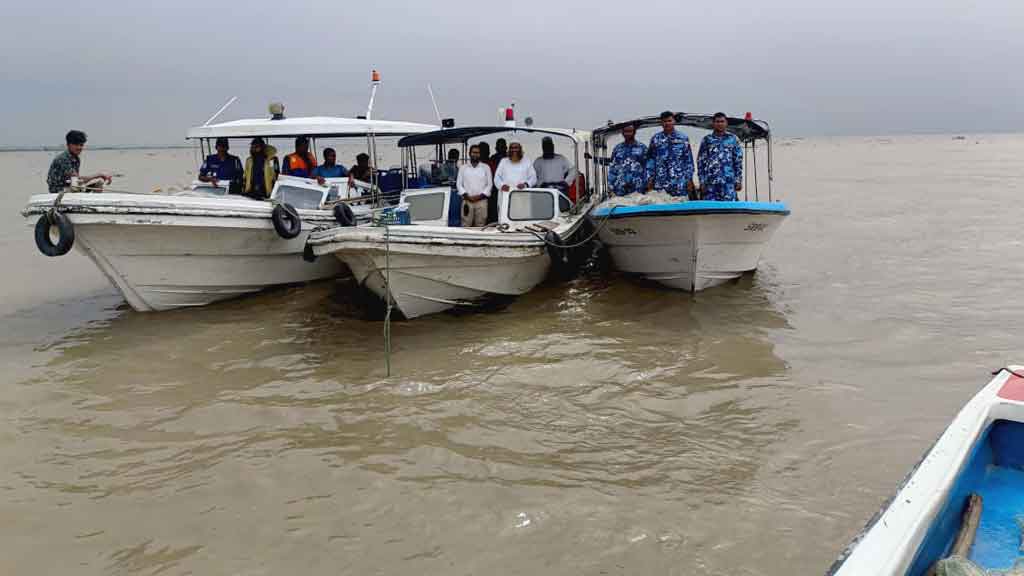শিবচরে পদ্মায় অভিযান: ৯ জেলে আটক, জরিমানা