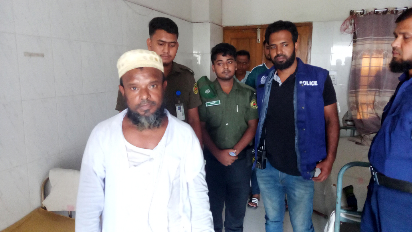 মাদারীপুর হাসপাতালের ভেতর যুবককে কুপিয়ে জখম, অভিযুক্ত আটক