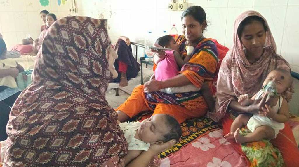 রোগী বাড়লেও বাড়েনি সেবা ব্যবস্থাপনা, হাসপাতালে এক শয্যায় ৩ রোগী