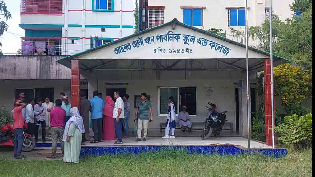 কথা কাটাকাটির জেরে সিনিয়র শিক্ষার্থীকে হামলা, দেশীয় অস্ত্রসহ কিশোর আটক