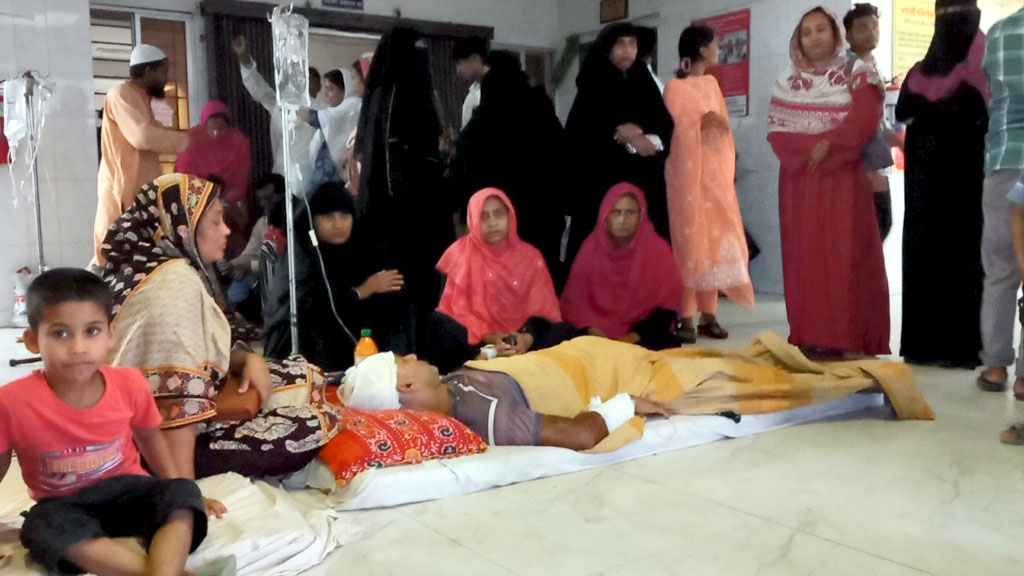 পূর্বশত্রুতার জেরে চালককে কুপিয়ে জখম, ইজিবাইকে আগুন
