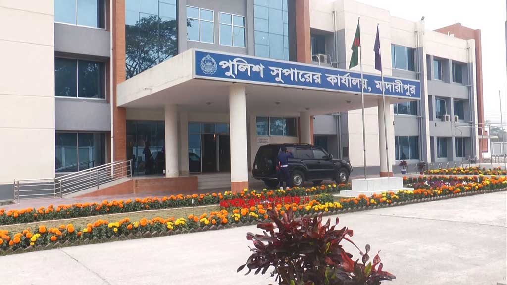 মাদারীপুরে থানার গ্রিল ভেঙে পালালেন আটক হাসিনা, এসআই-কনস্টেবল প্রত্যাহার