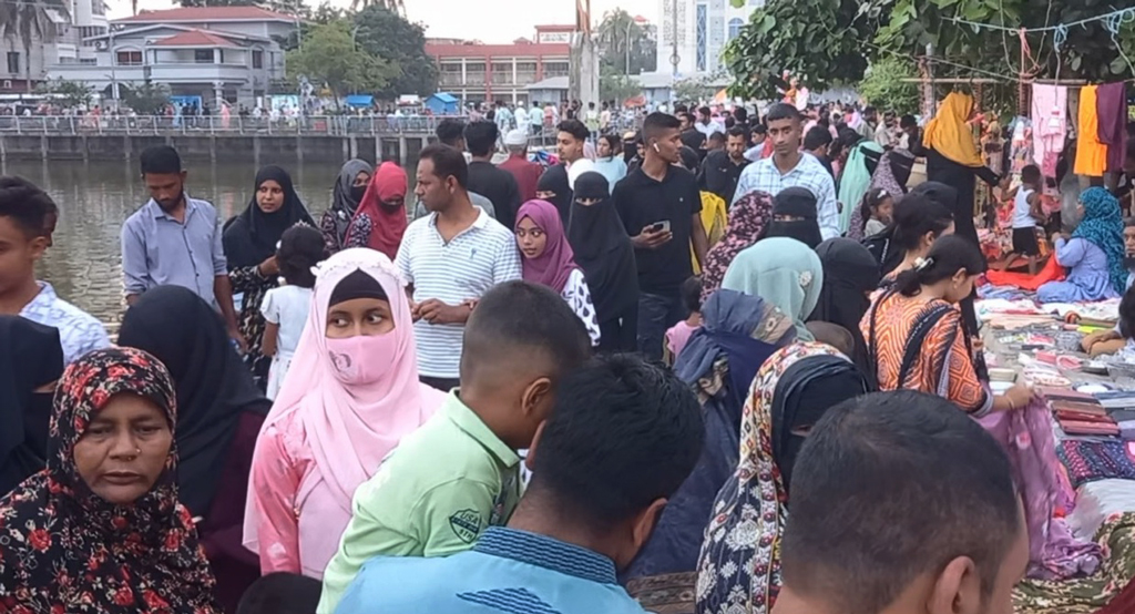 মাদারীপুরে শকুনী লেকপাড়ে দর্শনার্থীদের ঢল