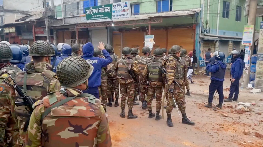 মাদারীপুরে পাল্টাপাল্টি ধাওয়া: ঢাকা-বরিশাল মহাসড়কে এক ঘণ্টা যান চলাচল বন্ধ