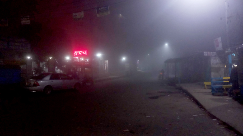 হঠাৎ ঘন কুয়াশায় মাদারীপুর অন্ধকারে