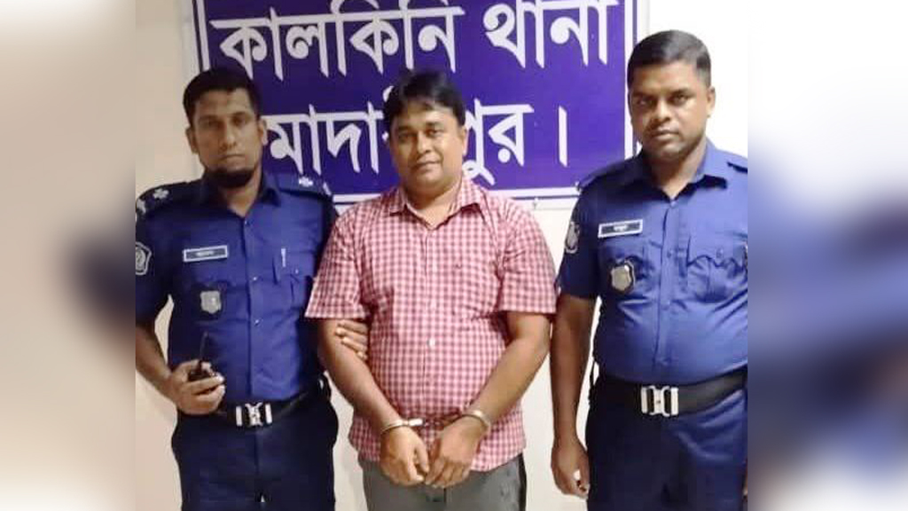 কালকিনিতে সন্ত্রাসবিরোধী মামলার আসামি তাঁতী লীগ নেতা গ্রেপ্তার