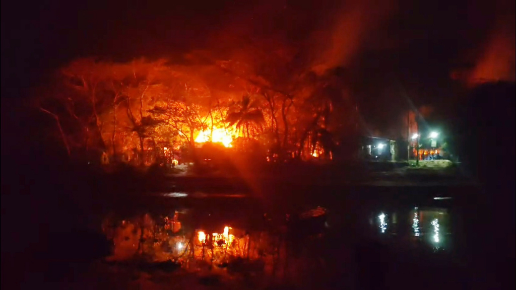 মাদারীপুরে ব্যবসায়ীকে কুপিয়ে হত্যার ঘটনায় প্রতিপক্ষের বসতঘরে আগুন