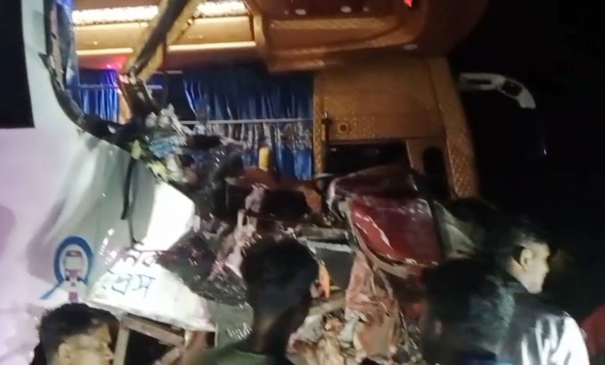 মাদারীপুরে বাস – ট্রাকের মুখোমুখি সংঘর্ষে নিহত ১, আহত ১০