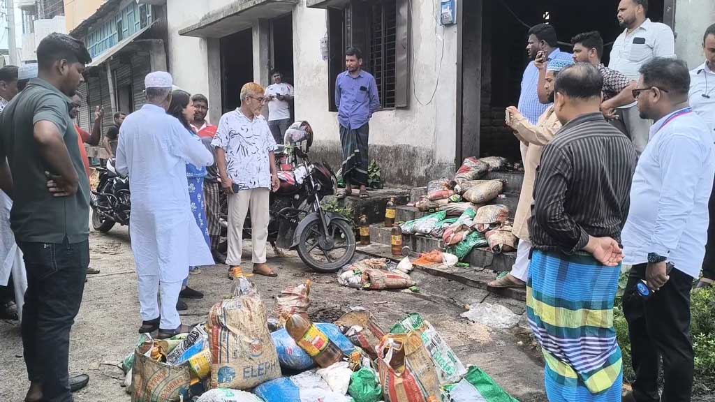 মাদারীপুরে টিসিবির ডিলারের গোডাউনে আগুন, ১০ লাখ টাকার মালামাল পুড়ে ছাই