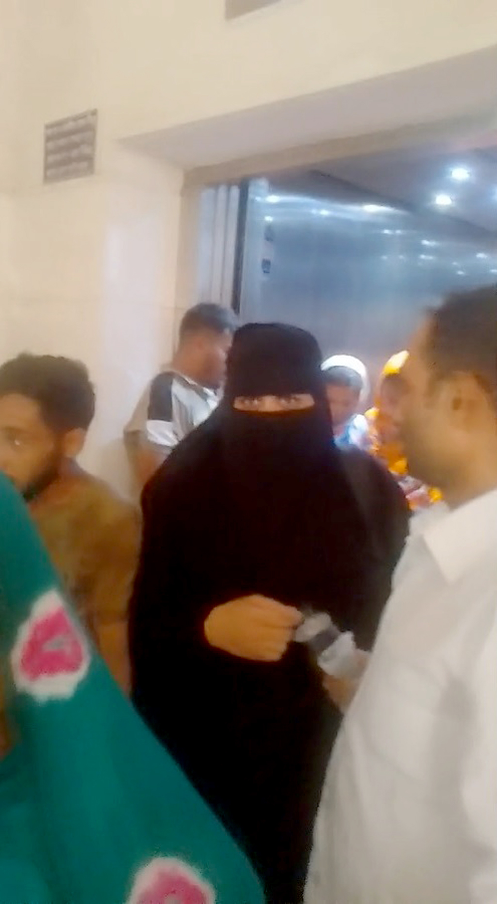 মাদারীপুর ২৫০ শয্যার জেলা হাসপাতাল: লিফটে দুই ঘণ্টা আটকে ছিলেন নারীসহ ১০ জন
