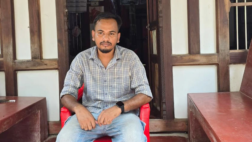 স্বামীর স্বীকৃতির দাবিতে স্ত্রীর বাড়িতে যুবকের অনশন