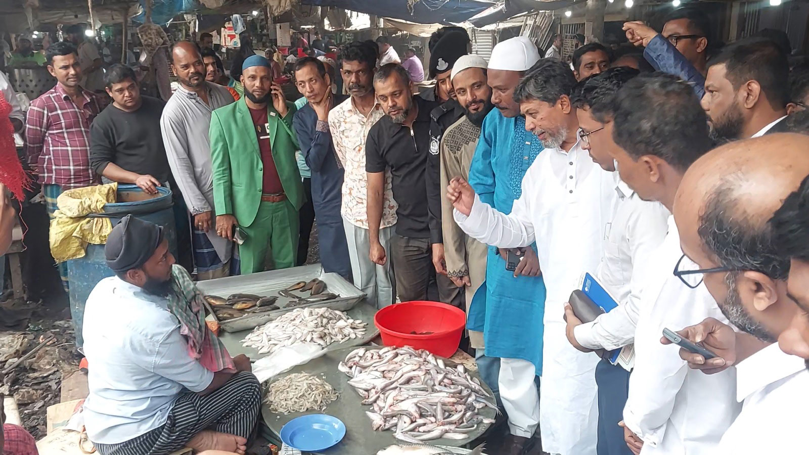 মাদারীপুরে এমপিকে সঙ্গে নিয়ে বাজারে ভোক্তা অধিকারের অভিযান