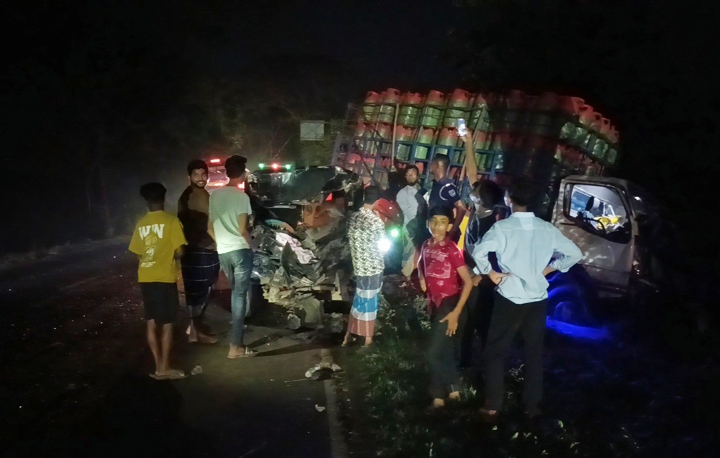 মাদারীপুরে ট্রাকের সঙ্গে সংঘর্ষ, পিকআপচালক নিহত