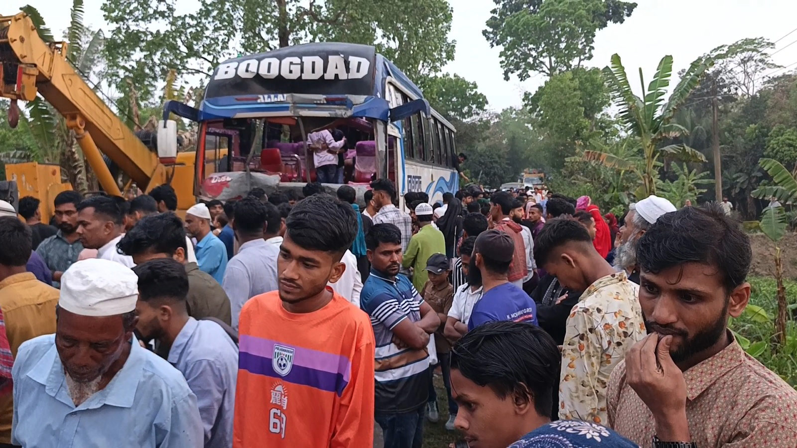 মাদারীপুরে বাস-ট্রাক সংঘর্ষে আহত ১৫, মহাসড়কে যানজট
