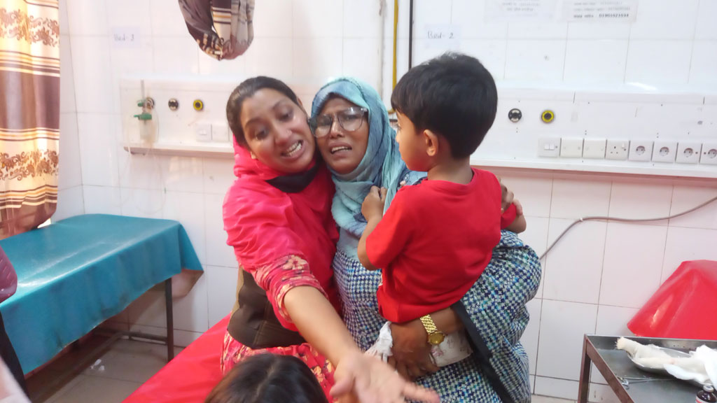মাদারীপুরে মাইক্রোবাসের ধাক্কায় বৃদ্ধা নিহত, প্রাণে রক্ষা প্রসূতি মেয়ে ও নবজাতক