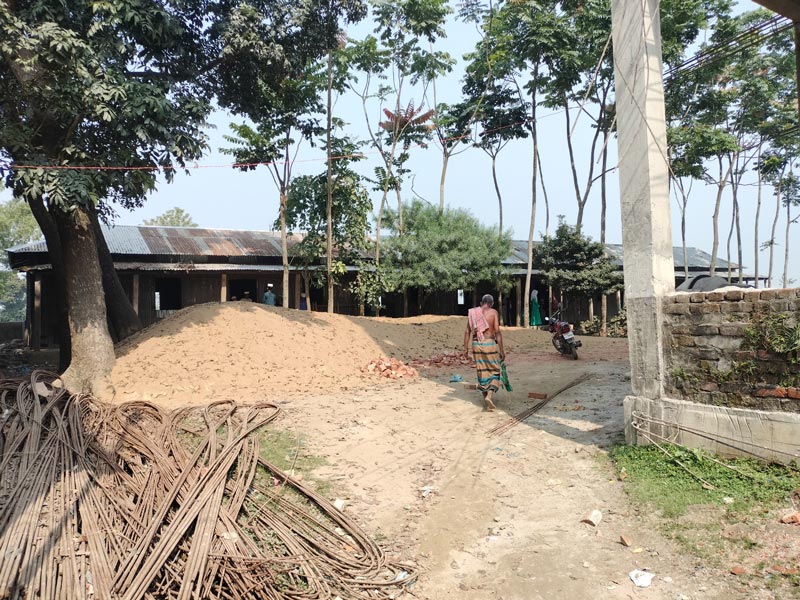 পুরো মাদ্রাসা প্রাঙ্গণে ছড়িয়ে-ছিটিয়ে পড়ে রয়েছে বালু, রড, ইট। ছবি: আজকের পত্রিকা