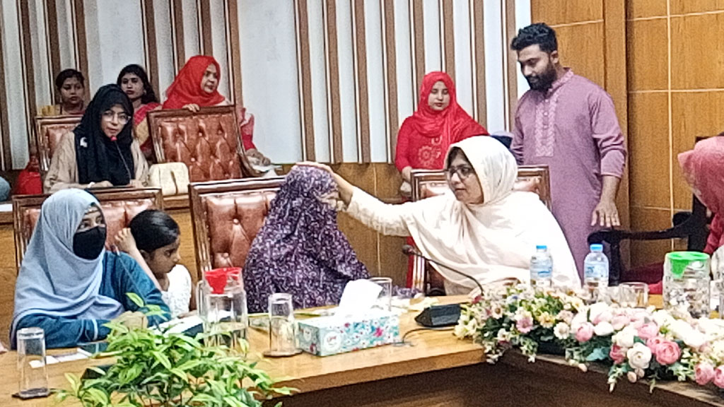 ‘আপনাদের তো অনেক টাকা দেওয়ার কথা, পান নাই’—শুনতে হলো নিহতের স্ত্রীকে
